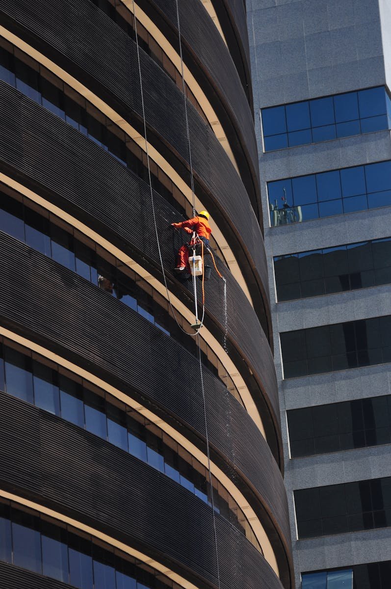 servicios Window cleaner suspended on a high-rise building in Brasília, Brazil.